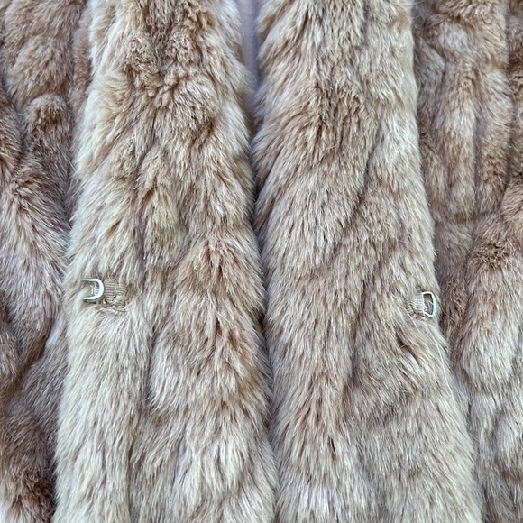 Express Pink Faux Fur Hooded Vest Pockets Hook & Eye Closure Warm Cozy M/L Boho - Picture 9 of 15